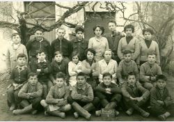 Photo d'école, 1953-1954

[De gauche à droite, de haut en bas]

[1{e}er{e} rang, en haut] Yvon Forgit, ? Maissant, Alain Rambeaud, Claude Morin, Claudine Sibilaud, Mr Rossignol (instit), Micheline Latour, Colette Latour

[2{e}e{e} rang] James Thenaud, Éric Roullin, Gilles Bécaud, Gislaine Gourivaud, Nicole Latour,
Ginette Rambeaud, Georges Gourivaud, Louis Giustina

[3{e}e{e} rang, assis] Jacky Labbé, Christian Vignaud, ? Chiffoleau, Christian Thenaud, Francis Coussot, ? Arros / Visuel : D.R.