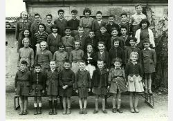Photo d'école, 1954

[De gauche à droite, de haut en bas]

[1{e}er{e} rang, en haut] Ginette Rambeaud, Jacky Morinaud, Jean-Pierre Joulin, ? Arros, Christian Thenaud, Micheline Latour, Christian Vignaud, James Thenaud, Éric Roullin, Louis Giustina

[2{e}e{e} rang] Réjane Vignaud, Lucy Vignaud, Michèle Beurivé, Jean-Paul Beurivé, Alain Bertin,
Francis Martrenchard, Jean-Yves Musset, Jean-Jacques Aubin, Yvon Roullin, Colette Latour

[3{e}e{e} rang] Jeannette Renaud, Nicole Rambeaud, Nadège Vignaud, Colette Charles, Mireille Baisson,
Patrick François, Rachel Guibert, Jean Guindet, Jacques Machefert

[4{e}e{e} rang, en bas] Jacky Gauvrit, Pierre Martrenchard, Henri Sicard, Jean-Pierre Michaud,
Francis Rambeaud, Jacky Malveau, Jacky Gauthier, Sylvette Méchein / Visuel : D.R.