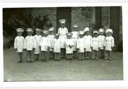 Photo d'école, 1954

[De gauche à droite]

Francis Gaillier, Jean-Pierre Michaud, Patrick François, Michel Goulevent, ?, ?, Jean-Michel Marie, Daniel Sibilaud, James Thenaud, ?, ?, Pierrot Martrenchard, ?, Jean-Pierre Morin / Visuel : D.R.