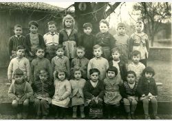 Photo d'école, 1955

[De gauche à droite, de haut en bas]

[1{e}er{e} rang, en haut] ?, Jean-Pierre Michaud, Henri Sicard, Sylvette Méchein, Paul Fétiveau, Patrick François, Gilbert Petit, Francis Rambeaud

[2{e}e{e} rang] Henri Bernard, ? Martin, Francis Gaillier, Jacky Malveau, Georges Labbé, Michel Goulevent, Christian Blanc

[3{e}e{e} rang, assis] René Forgit, Jean-Lois Bréjon, Françoise Marie, Katia Guilliorit, Jacky Morin, Martine Lys, Daniel Sibilaud, Gaby Gourivaud / Visuel : D.R.