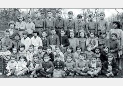 Photo d'école, 1956-1957

[De gauche à droite, de haut en bas]

[1{e}er{e} rang, en haut] Jeannette Renaud, Mireille Baisson, Gilbert Petit, Alain Bertin, Jean-Pierre Gauvrit, Gérard Labbé, Jean-Jacques Labbé, Jacques Gauvrit, Georges Labbé, Jean Renaud, Mauricette Labbé

[2{e}e{e} rang] Jacky Dupré, ?, Michèle Labbé, Mireille Labbé, Marcel Gaudin, Thérèse Gaudin, Jean-Claude Morice, Michèle Vattolo, Katia Guilliorit, Marie-France Gauvrit, Jean-Paul Benest, Jean-Max Guilliorit

[3{e}e{e} rang, majoritairement assis] Dominique Luneau, Colette Audouin, Mauricette Dupré, Daniel Renaud, Jean-Claude Gauvrit, Jean-Pierre Morice, Christian Cuendet, Micheline Labbé, Maryse Aulivier, Yannick Guilliorit, Josie Petit, Christiane Dupré

[4{e}e{e} rang, assis] Jean-François Luneau, Marie-France Luneau, Jean-Pierre Benest, Jean-Pierre Baisson, Philippe Gaudin, Jean-Denis Massias, Jean-Philippe Massias, Antoine Vattolo, Françoise Bertin / Visuel : D.R.