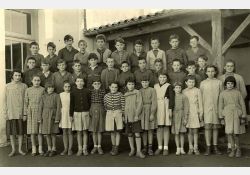 Photo d'école, 1956-1957

[De gauche à droite et de haut en bas]

[1{e}er{e} rang, en haut] Jean-Pierre Michaud, Robert Forgit, Jean Guindet, ?, Jean-Jacques Labbé, Patrick François, Jacques Gauvrit, Michel Goulevent, Gérard Belaud, Henri Sicard

[2{e}e{e} rang] Francis Martrenchard, René Forgit, Georges Labbé, Lionel Forcin, ?, Jacky Malveau,
Pierre Martrenchard, Gérard Gourivaud, Gilbert Petit, Jean-Pierre Morin, Jacky Morin, ?, Sylvette Méchein,

[3{e}e{e} rang, devant] Michèle Guilliorit, Nadège Vignaud, Michèle Labbé, Gaby Gourivaud, Annie Luneau, Isabelle Richard, Marie-France Gauvrit, Martine Lys, Claude Guilliorit, Christiane Lépineux,
Paulette Bertrand, Janine Luneau, Colette Charles, Mireille Labbé / Visuel : D.R.