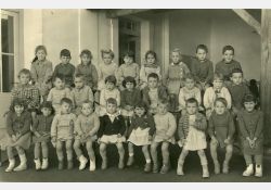 Photo d'école, 1957

[De gauche à droite et de haut en bas]

[1{e}er{e} rang, en haut] Francine Lys, Christian Blanc, Anne Lys, Yannick Guilliorit, Évelyne Barrot, Marie-France Luneau, Colette Audouin, Jean-Philippe Massias, Jean-Marc Guilliorit

[2{e}e{e} rang] Françoise Bertin, Francis Belaud, Jean-Luc François, Raymonde Bertrand, Danièle Douteau, Jean-François Luneau, Pierre Guilliorit, Cathy Bertin, Jean-Denis Massias

[3{e}e{e} rang, en bas] Françoise Douteau, ? Olivier, Yves Belaud, Thierry François, Dominique Vion, Jocelyne Roullin, Didier Prigent, Dominique Luneau, Jean-Bernard Massias, Maryse Olivier / Visuel : D.R.