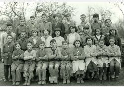 Photo d'école, 1957

[De gauche à droite et de haut en bas]

Jean-Michel Marie, Alain Bertin, Jean-Pierre Gauvrit, Jacky Morinaud, Jean Palluas, ?, Francis Rambeaud, Jacky Chardavoine, Jacky Bréjon, Patrick François, Gérard Labbé, Jeannette Renaud, Nicole Gaillier, Mauricette Labbé, Lucie Vignaud, Nicole Latour, Nanou Arros, Colette Charles, Gérard Gourivaud, Francis Martrenchard, Jacques Machefert, Yvon Roullin, Jean-Jacques Aubin, Michelle Guilliorit, Réjane Vignaud, Nadège Vignaud, Mireille Baisson / Visuel : D.R.