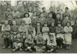 Photo d'école, 1958

[De gauche à droite et de haut en bas]

[1{e}er{e} rang, en haut] Georges Labbé, Francis Martrenchard, Henri Sicard, Christiane Lépineux, ?, Robert Forgit, Jean-Pierre Michaud, ?, Jacques Gauvrit

[2{e}e{e} rang] Jean-Jacques Labbé, Sylvette Méchain, Mauricette Labbé, ?, Jean-Pierre Gauvrit, Gérard labbé, Jean-Pierre Joulin, ?

[3{e}e{e} rang] Jacky Malveau, Francis Rambaud, Gilbert Petit, Marie-France Gauvrit, Annie Luneau, Isabelle Richard, Gaby Gourivaud, Martine Lys, Christiane Guichard

[4{e}e{e}, en bas] Jean-Michel Goulevent, Jean-Pierre Morin, Gérard Gourivaud, Pierre martrenchard / Visuel : D.R.