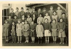 Photo d'école, 1960

[De gauche à droite, de haut en bas]

[1{e}er{e} rang, en haut] Jean-Louis Bréjon, Jean Renaud, Jacky Hervé, Jean-Claude Orion, René Forgit, André Guichard, Jean-Pierre Benest, Georges Labbé, Maurice Gaudin

[2{e}e{e} rang] Marcel Gaudin, Daniel Sibilaud, Martine Bonhomme, Nicole Morin, Micheline Morin, Mireille Labbé, Janine Luneau, Thérèse gaudin, Jacky Morin

[3{e}e{e} rang, en bas] Michèle Labbé, Annie Moreau, Katia Guilliorit, Paulette Bertrand, Éliette Bertin, Geneviève Pelgé, Michèle Wattolo, Françoise Marie, Nicole Guichard / Visuel : D.R.