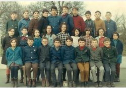 Photo d'école, 1965-1966

[De gauche à droite et de haut en bas]

[1{e}er{e} rang, en haut] Freddy Favre, Patrick Pinson, Pierre Guilliorit, Francis Belaud, Christian Orion, Daniel Rouleau, Jean-Bernard Massias, Philippe Cuendet, Camille Thoreau, Philippe Volette

[2{e}e{e} rang] Marie-Claire Douteau, Jacqueline Durand, Patricia Massias, Raymonde Bertrand, Dominique Vion, Chantal Labbé, Martine Vion, Suzanne Grolleau, Pascaline Pointal

[3{e}e{e} rang, en bas] Catherine Fayet, Dany Orion, Didier Belaud, Yves Belaud, Yannick Pinson, Francis Gauvrit, Alain, Vezin, Didier Prigent / Visuel : D.R.