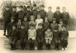Photo d'école, 1965-1966

[De gauche à droite et de haut en bas]

[1{e}er{e} rang, en haut] Jean-Michel Roullin, Michel Belaud, Patrick Belaud, Yannick Pinson, Stéphane Ranaletta, Jacky Favre, Jean-Claude Douteau, ?, Philippe Thoreau

[2{e}e{e} rang] Maryline Thoreau, Dominique Bonhomme, ?, Roseline Wattolo, Catherine Lys, ?, Nadine Prigent, Patricia Bouzian

[3{e}e{e} rang, en bas] Bruno Pointal, Pascal Piaud, Pascal Luneau, Claude Baisson, Claude-Michel Morin, Philippe Pointal, Patrick Vezin / Visuel : D.R.