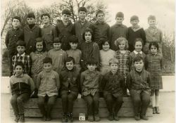 Photo d'école, 1967-1968

[De gauche à droite, de haut en bas]

[En haut] Jacky Belaud, Bruno Ranaletta, ?, José Vattolo, Étienne Lys, Didier Piaud, Daniel Drouillard, Éric Naud, Patrick Vezin

[2{e}e{e} rang] Évelyne Picard, Nelly Cuendet, Brigitte Rouleau, Chantal ?, Catherine Vattolo,
Dominique Drouillard, Dominique Prigent, Nicole François, Danièle Morin

[Dernier rang, en bas] Philippe Fayet, Marcel Vezin, Thierry Bégué, Hervé Naud, Bernard Blanchard, Raymond Colpart / Visuel : D.R.