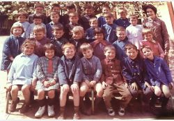 Photo d'école, 1967-1968 ?

[De haut en bas, de gauche à droite]

[1{e}er{e} rang, en haut] ?, ?, Joël Lys ?, ?, ?, ? L'institutrice serait une remplaçante...

[2{e}e{e} rang] ?, ?, ? Belaud, ?, ?, ?, ?

[3{e}e{e} rang] ?, ?, ?, ?, ?, ?, ?

[Dernier rang, en bas] Mireille Ricard, ?, ? Landry, Jacky Labbé ?, ?, ?, ?

Attention, cette entrée est très incomplète et certains noms sont incertains. Nous avons daté la photo de 1967-1968, mais il s'agit peut-être de 1969… / Visuel : D.R.