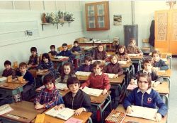 Photo d'école, 1972-1973

[De gauche à droite]

[Côté mur] Laurent Pointal et Bruno Brousset, ? Fétiveau et Corinne Morin,
Pascal Fayet et Pascal Fétiveau, Josiane Giraudot

[Au centre] Valérie Griolet et Patrice Guilliorit, Murielle Picard et Nadine François, Béatrice Brousset et Pascale Balavoine, Fabienne Ranaletta et Catherine Gaborit, Franck Cuendet

[Rangée de droite] Gislène Tordeur, Frédéric Clochard, Stéphane Vion / Visuel : D.R.