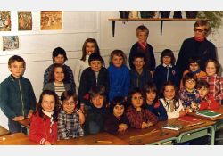 Photo d'école, 1973-1974

[De gauche à droite, de haut en bas]

[Rang du fond] Stéphane Vion, Josiane Giraudot, Catherine Gaborit, Patrick Morin, Alain Micheneau (instituteur)

[Rang du milieu] Béatrice Brousset, Patrice Guilliorit, Claude Lys, Didier Péronneau, Gyslène Tordeur, Valérie Griolet, Florence Lejeune

[Assis] Muriel Picard, Nadine François, Georges Bardatti, Olivier Martrenchard, Christelle Guibert, Véronique Perrin, Évelyne Drouillard, Carole Pointal, Martine Héraut / Visuel : D.R.