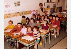 Photo d'école, 1974-1975, CE1-CE2

[De gauche à droite]

[1{e}ère{e} table] Patrick Morin, Didier Péronneau, Corinne Guindet, Carole Pointal, Yohann ?

[2{e}e{e} table] Martine Héraud, Fabienne Martrenchard, Laurent Tordeur, Corinne Baisson, Éric Chardavoine

[3{e}e{e} table] Cyrille Breton, Évelyne Drouillard, Sophie Lejeune, ?, Pascal Guindet, Laurent Rémy, ? Bonhomme

[Instituteur] Alain Micheneau, debout derrière

Cette photo comporte encore des oublis, quelques imprécisions et probablement des erreurs. / Visuel : D.R.