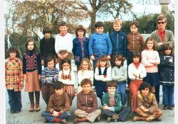 Photo d'école, 1975-1976, CE1-CE2

[De gauche à droite, de haut en bas]

[1{e}er{e} rang, en haut] Olivier Martrenchard, Stéphane Bertin, ?, Jean-Paul Drouillard, Éric Chardavoine, Frédéric Péruchon, Alain Micheneau (instituteur)

[2{e}e{e} rang] Corinne Guindet, Isabelle Gaborit, Sophie Abona, Véronique Machefert, Corinne Bertin, Sylvie Bonhomme, Sandrine Goulevent, Clarisse Carré, Corinne Baisson, Isabelle Lainé

[Accroupis devant] Joël Lys, Laurent Renouleaud, Yannick Lecomte, Pascal Guindet / Visuel : D.R.
