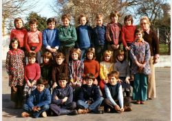 Photo d'école, 1976-1977, CM1-CM2

[De gauche à droite, de haut en bas]

[1{e}er{e} rang, en haut] Lionel Langlois, Stéphane Bertin, Jean-Paul Drouillard, Laurent Renouleaud, Pascal Macaigne, Éric Chardavoine, Laurent Tordeur, Olivier Martrenchard, Mme Roy (institutrice)

[2{e}e{e} rang] Cyrille Breton, Karine Souil, Isabelle Lainé, Sophie Macaigne, Sophie Lejeune, Clarisse Carré, Sylvie Bonhomme, Sandrine Goulevent, Corinne Baisson

[Accroupis devant] Pascal Guindet, Joël Lys, Jean-Luc Belaud, Stéphane Sarrazin / Visuel : D.R.