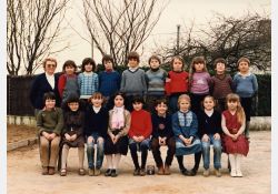 Photo d'école, 1981-1982

[De gauche à droite]

[Debout] Mme Gisèle Lépineux (institutrice), Séverine Vigneaud, Florence Chardavoine, Annabelle Lisa, David Pechberti, Stéphane Horseau, Jérôme Bétin, Vanessa Bonnac, Sylvain Morin, Cédric Grolleau

[Assis] Fabrice Fabre, Marina Lys, Amélie Coureau, Sandrine Peneau, Béatrice Lisa, Fabrice Giraudot, Juliette Baude, Armelle Coureau, Stéphanie Langlois / Visuel : D.R.