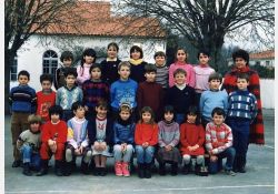 Photo d'école, 1986-1987

[De gauche à droite et de haut en bas]

[1{e}er{e} plan, en haut] ?, Émilie Laurent, Cécile Baudin, Caroline ?, Gwenaëlle Morlet, Céline ?, Géraldine ?, Mme Daunas (enseignante)

[2{e}e{e} rang] Yohann ?, Frédéric Lemoussu, Jean-Christophe Forestier, Vanessa Charrit, Dimitri Bémant, ?, Yohann Morin, Guillaume Benoît, Julien Massonnaud

[3{e}e{e} rang, assis] Romain Fuzeau, Yorrick ?, ?, ?, Delphine ?, Isabelle Galeron, Audrey ?, Aurore ?, Ismaël Guillorit

Merci de nous aider à compléter. / Visuel : D.R.