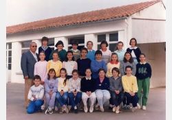Photo d'école, 1988

[De gauche à droite et de haut en bas]

[1{e}er{e} plan] M. Daunas (enseignant), Ludovic Marcou, Denis Ménard, Vincent Tauvin, Ingrid Bergeaud, Caroline Roussel, Rachel Roullin, Cécile Baudoin

[2{e}e{e} plan] Vanessa Charrit, Corine Guichard, Myriam Breton, David Pechberti,Sylvain Guerrier, Sylvie Guérin, Sandrine ?, Delphine Rocheteau

[3{e}e{e} plan, assis] Lionel Cenvint, Isabelle Galeron, Clarisse Thenaud, Ève Michelet, Émelyne Estève,Gwenaëlle Morlet, Frédéric Pointal, Ludivine Eymard / Visuel : D.R.
