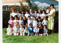 Photo d'école, 1990-1991

[De gauche à droite, de haut en bas]

[1{e}er{e} rang, en haut] Sabrina Desmoulins, Céline Fayet, Jonathan Cotraud, Thomas Eymard, Florent Adam, Charlotte Pinson, Clémentine Mottaz, Anthony Arciéro, Alexis Driot, Dany Bondoux (institutrice)

[2{e}e{e} rang] Stéphanie Barreau, Anne-Célia Marie-Marthe, Romy Frysiuk, Damien Guerra, Jeoffrey Arnould, Mathieu Thoreau, Teddy Bertin, Wilfrid Bureau

[3{e}e{e} rang, accroupis devant] Johanna Guérin, Yohann Goulevent, David Pavon, Cédric Georget, Romain Carré, Vanessa Brousset, Laura Duverger, Périne Rivière / Visuel : D.R.