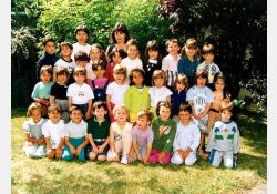 Photo d'école, 1991-1992

[De gauche à droite, de haut en bas]

[1{e}er{e} rang, en haut] Geneviève Lapègue (institutrice) et Michelle Fayet (aide-maternelle)

[2{e}e{e} rang] Samuel Meaux, Anthony Arciero, Jonathan Cotraud, Céline Fayet, Aurélie Rousseau, Jean-Lou Timoléon, Charlotte Pinson, Florent Adam, Julie Claverie, Jonathan Bonneau

[3{e}e{e} rang] Romy Frysiuk, Bérénice Aubert, Pauline Grousset, Audrey Massonneau, Stéphanie Barreau, Anne-Célia Marie-Marthe, Clara Fouchet, Laura Duverger, Coralie ?, Johanna Guérin

[4{e}e{e} rang, accroupis devant] Clémentine Mottaz, Sabrina Desmoulins, Jonathan Gilbert, Thomas Eymard, Benoît Lefevre, Damien Guerra, ?, David Grumetz, Kévin Hermieu / Visuel : D.R.