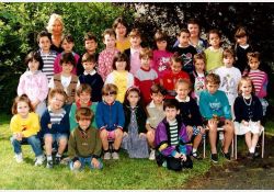 Photo d'école, 1992-1993

[De gauche à droite, de haut en bas]

[1{e}er{e} rang, en haut] Martine Michelet (institutrice), Michèle Fayet et Michèle Favre (aides maternelles)

[2{e}e{e} rang] David Grumetz, Audrey Massonneau, Anthony Arciero, Florent Adam, Julie Claverie, Charlotte Pinson, Samuel Meaux, Anne-Célia Marie-Marthe, Bérénice Aubert

[3{e}e{e} rang] Virginie Pinsonneau, Jonathan ?, Jonathan Bonneau, Ophélie ?, Kévin Hermieu, Aurélie Rousseau, Coralie ?, Céline Fayet, Sabrina Desmoulins

[4{e}e{e} rang] Pauline Grousset, Damien Guerra, Dimitri Bémant, Stéphanie Barreau, Johanna Guérin, Jonathan Gilbert, Clémentine Mottaz, Romy Frysiuk, Laura Duverger

[5{e}e{e} rang, accroupis devant] Peter Pouille, Thomas Eymard / Visuel : D.R.