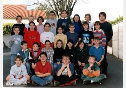 Photo d'école, 1997-1998

[De gauche à droite, de haut en bas]

[1{e}er{e} rang, en haut] Aurélie Lolier, Guillaume Rebout, Amélie Brochon, Samuel Meaux, Céline Fayet, Aurélie Rousseau, Clémentine Mottaz, Alain Birginie (instituteur)

[2{e}e{e} rang] Damien Roy, Natacha Vattolo, Audrey Massonneau, Sandy Brotreau, Nicolas Barreau, Charlotte Pinson, Julie Claverie

[3{e}e{e} rang] Thomas Eymard, Jonathan Bonneau, Charlène Luneau, Pauline Grousset, Johanna Guérin, Aurélie Vezin, Damien Pichon

[4{e}e{e} rang, accroupis] Kévin Hermieu, Anthony Arciero, Renaud Garraud, Damien Guerra / Visuel : D.R.