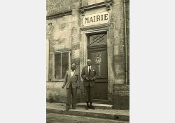 Saluons le maire et son secrétaire / Visuel : D.R.