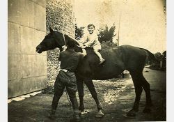 Soldat allemand avec son cheval, 1940 / Visuel : D.R.