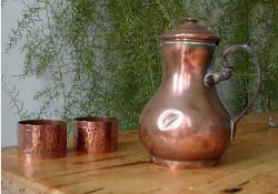 Tasses et cafetière / Visuel : D.R.