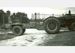 Après celle des bœufs, l'époque des tracteurs. Ici, à Chalézac en 1951. / Visuel : D.R.