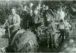 Vendanges au Billeau - tracteur / Visuel : D.R.