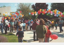 “Vivre à Breuillet” fait la fête - lâcher de ballons sur la place de la poste / Visuel : D.R.